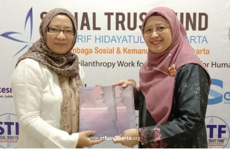 Prof. Dr. Hj. Euis Amalia, M.Ag Salurkan Zakat Maal Melalui UPZ BAZNAS STF UIN Jakarta
