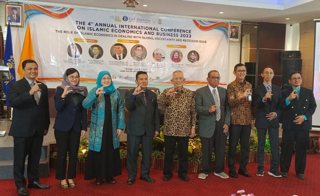 Gelaran AICIEB Ke-4 FEBI UIN Salatiga Gaungkan Ekonomi Islam Solusi untuk Tangani Resi Global Gelaran AICIEB Ke-4 FEBI UIN Salatiga Gaungkan Ekonomi Islam Solusi untuk Tangani Resi Global