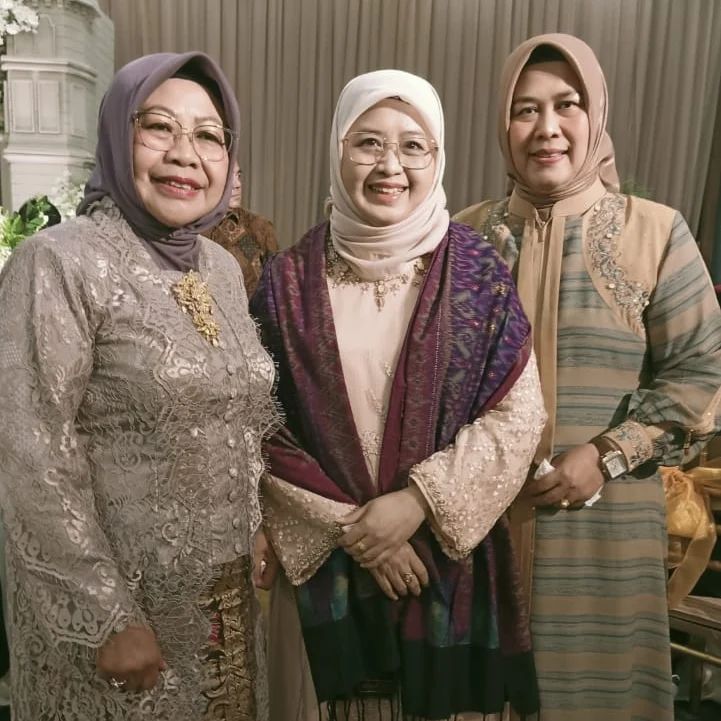 Moments of Joy: Kebersamaan di Acara Resepsi Spesial Moments of Joy: Kebersamaan di Acara Resepsi Spesial