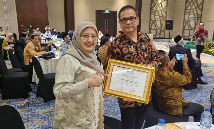 Prof. Dr. Euis Amalia bersama Direktur Utama PT MBK Ventura memegang sertifikat penghargaan