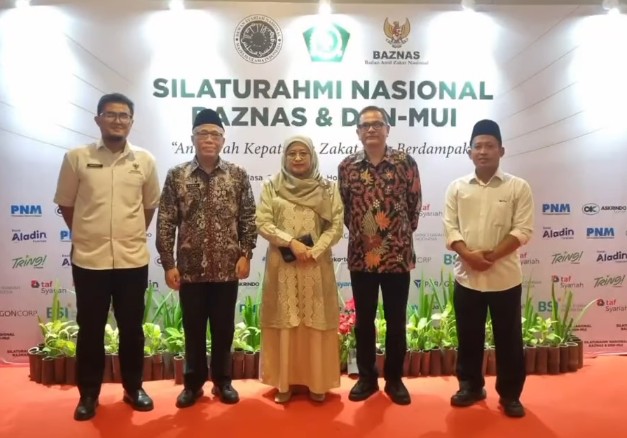 Perwakilan PT MBK Ventura berfoto bersama di panggung acara Silaturahmi Nasional BAZNAS dan DSN-MUI