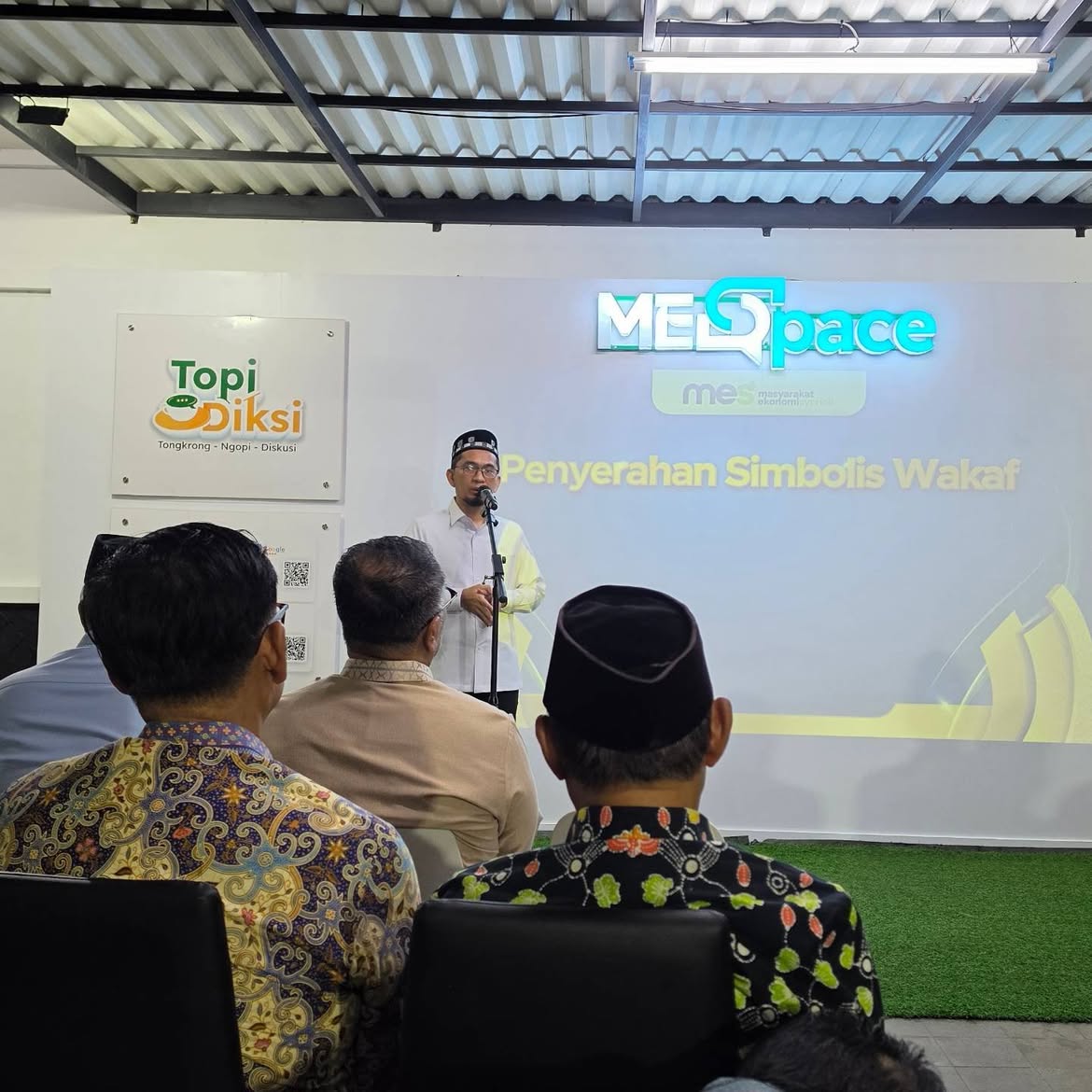 Ustadz Adi Hidayat di podium acara