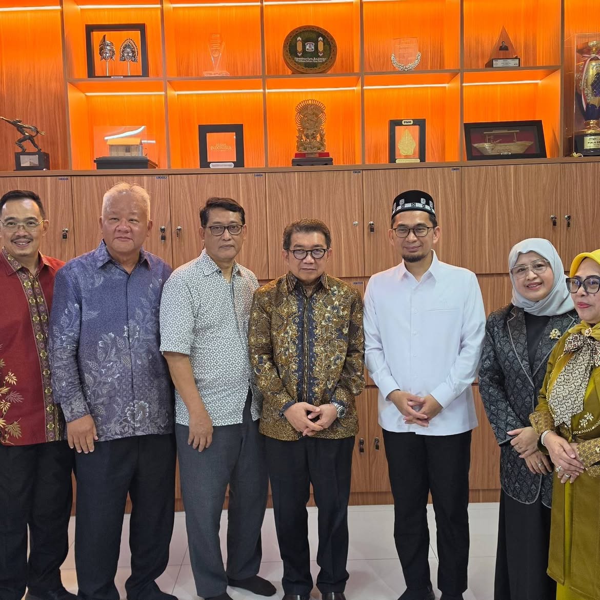 Sesi foto bersama pimpinan pusat MES