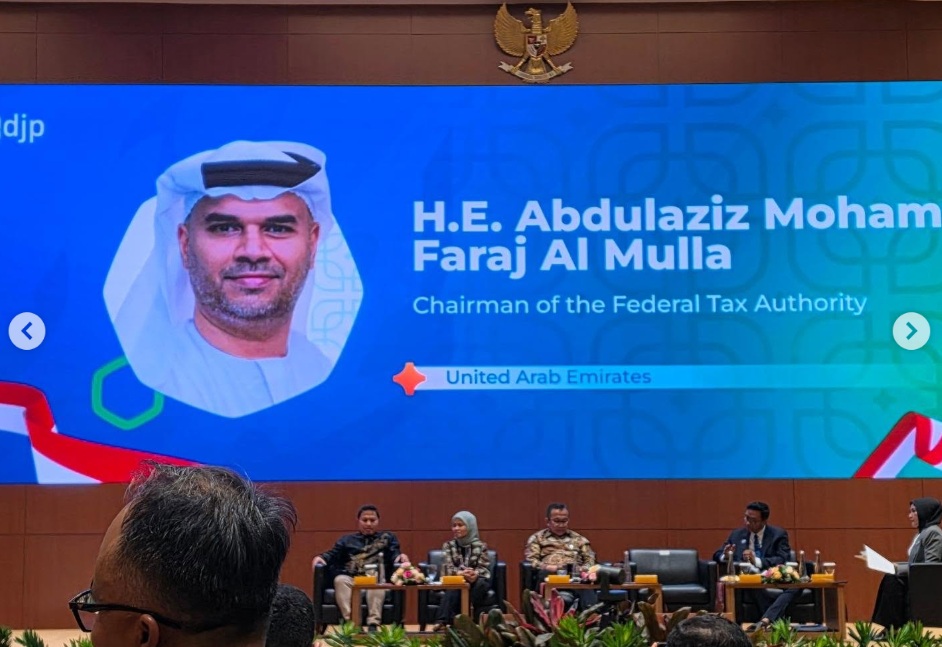 Prof. Euis Amalia menyimak jalannya presentasi ilmiah